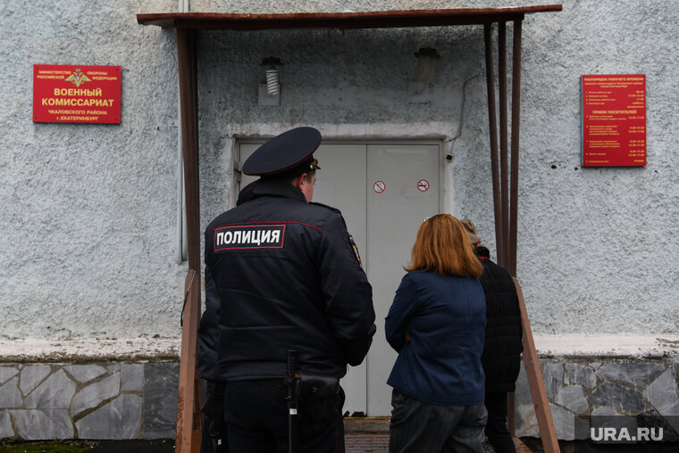    Приставы могут порекомендовать должнику записаться на службу в ВС РФ, чтобы избавиться от долгов