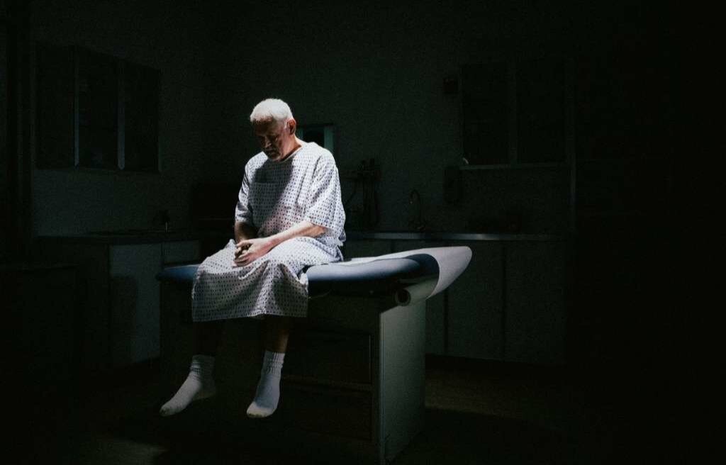 По самым скромным подсчетам люди могут жить до… двухсот лет. И это не сказка и не фантастика. Сегодня достоверно известно, по крайней мере, о двух долгожителях двадцатого века. Первый – уроженец Китая – по официальным документам скончался в возрасте двухсот сорока шести лет. Второй – индус, скончавшийся в ста восьмидесяти шестилетнем возрасте.Но тогда непонятно, почему основная масса людей умирает в столь раннем возрасте.О Джуне Давиташвили слышали практически все. Она не только целитель, но и конструктор, физик и т.д. Джуна уверена, что человек в состоянии дожить до возраста библейских старцев. Например, ее прадед, который умер в возрасте ста тридцати лет, никогда до этого не болел, а погиб в результате несчастного случая.В восьмидесятые годы ученые стали исследовать необычные потоки волн, исходящие от рук Джуны. Уже через две минуты в результате воздействия на них ладоней этой целительницы мертвые сперматозоиды начинали подавать признаки жизни. Исследователи понимали, что гипноз в этом случае полностью исключается, поскольку сперматозоид является клеткой и гипнозу не подвластен.Поэтому уже после нескольких экспериментов ученые стали выдвигать версию о том, что если руки Джуны оживляют мертвые клетки, то им вполне под силу излечить многие недуги. И экстрасенс стала работать с онкобольными. Положительные результаты экспериментов с раковыми клетками заставляют Джуну задуматься над созданием прибора, способного разрушать онкологические опухоли. Уже в 1996-м году была создана «онкологическая игла», работающая на основе излучения от ее рук.Семидесятилетие у жителей японского острова Окинава – начало счастливой старости. А в девяносто семь отмечается переход к новой жизни. Спокойствие тела и души, правильное питание, соблюдение режима – и тогда старость человеку не страшна. Обитатели острова следуют этим примитивным правилам, и потому доживают до ста и более лет.Долгожителей здесь больше половины всего населения. Однако главный секрет, по мнению местных жителей, кроется в ежедневных занятиях карате. Бабушки и дедушки до глубокой старости каждый день оттачивают свое мастерство.Безусловно, активный образ жизни обновляет организм. Но существует еще один способ продления биологического возраста: жить и общаться только с молодыми людьми. Видимо, этим и объясняется сегодня популярность неравных браков.У каждого человека есть два возраста – паспортный и биологический. И, как правило, они не совпадают. Доказано, что биологический возраст является изменчивой величиной, поскольку каждая из клеток организма стареет по индивидуальной программе. Иногда биологические часы дают сбой, и тогда возникает крайне неприятное заболевание – прогирея, или как его еще называют – «ураганная старость». Она может всего за полгода превратить пятилетнего малыша в восьмидесятилетнего старика. Механизмы развития прогиреи установить пока не удалось, хотя ученые уверены, что заболевание связано с генетическими факторами.«Ураганная старость» — очень редкое заболевание, возникающее вследствие патологии среднего мозга и эндокринных желез. Во всем мире таких больных всего около сорока человек. Среди них есть и дети. Пластика при этой болезни не способна продлевать жизнь человека. Она может лишь на время изменить внешность.Некоторые исследователи природы времени считают, что помимо биологического, существует и психологический возраст. Например, когда отец в семье умирает в возрасте шестидесяти четырех лет, то его ребенок программирует себя на этот же возраст. И если удается перешагнуть поставленную планку, то человек считает это личной заслугой.На самом деле, как уже упоминалось вышк, люди могут жить до двухсот лет, но они об этом не знают, и потому программируют себя на семьдесят лет в среднем. Программа эта закладывается с детства. Получается, что время – это пространство, на которое человек планирует свою жизнь.В 1983-м году молодой хирург Рамаз Датиашвили провел уникальную операцию. Двенадцатилетней девочке из литовской деревни косилкой отрезало обе ноги. Пока девочку в Москве готовили к операции, ее ножки охлаждали мороженой рыбой. Девять часов шла операция. Хирург скрупулезно пришивал артерии, сухожилия, мышцы. Когда пяточки девочки порозовели, стало понятно, что операция прошла благополучно и девочка будет ходить. Для тех лет это был поистине уникальный случай, но с тех пор медицина шагнула далеко вперед.Сегодня хирурги научились реконструировать новые органы из тканей человеческого тела.Одним из направлений, ведущих к бессмертию, являются стволовые клетки. Они способны восстанавливать ткани и органы, а значит, и омолаживать организм. Ученые выделяют стволовые клетки из крови человека, собирая в резервуар. Впоследствии их используют для восстановления здоровья. Однако процедура с использованием стволовых клеток дает лишь временный эффект, поскольку они тоже стареют, а их запас с возрастом в организме уменьшается.В настоящее время исследованием таких клеток занимаются исключительно ученые всего некоторых стран. Хотя еще совсем недавно омоложение эмбриональными клетками наперебой предлагали практически во всех клиниках. Огромная шумиха, поднятая вокруг новинки в медицине, в свое время привела к печальным последствиям. Многие известные личности воспользовались такой услугой омоложения. И в результате они заполучили новую болезнь – рак. Как показывают последние медицинские исследования, любые опухолевые клетки невероятно похожи на эмбриональные, вот потому и есть риск, что они могут стать началом развитию опухоли.Сегодня наука очень активно работает над различными исследованиями, ведущими к возможности вечной жизни. При этом ученые уверены, что если регулярно проводить «техосмотр» организма, изменять старые и больные органы, как это делается с поношенными деталями в автомобиле, то человеческая жизнь может стать достаточно долгой.В одном из путешествий в Гималаи известный офтальмолог и исследователь Мулдашев обнаружил воду — «живую» и «мертвую». Он привез их с собой в Уфу и проверил на аппаратуре. Выяснилось, что «мертвая» вода способна убивать раковые клетки, а «живая» — стимулировать ген жизни в нашем организме. Но спустя шесть месяцев чудесные свойства привезенной воды пропали. И хотя Мулдашев хранит ее в обычных пластиковых бутылках, вода не заплесневела, несмотря на свой почтенный «возраст» – полтора десятка лет.С древних времен в Египте есть странные рукописные документы, в которых содержится весьма удивительная информация о воде, которая способна сделать человека… бессмертным. Древние египетские боги употребляли именно эту воду, а потому удлиняли свою жизнь на несколько столетий. Для создания такой воды древние жрецы пользовались аномальными свойствами пирамид.Они выяснили, что в верхней части пирамиды жидкость приобретала свойства «мертвой», она была способна обеззараживать раны, как это делает спирт или борная кислота. Если же воду помещали под основанием пирамиды, она получала целительные свойства. Сегодня изучением живой и мертвой воды занимается академическая наука. Ученые сконструировали специальную технологическую установку. Принцип получения «живой» и «мертвой» воды довольно прост. Через слегка подсоленную воду пропускается электрический ток, а на выходе получается «живая» или «мертвая» вода. «Живую» воду ученые назвали каталитом, а «мертвую» — аналитом. Оказалось, что свойства воды, полученной технологическим путем, ничем не уступают той воде, которая была заряжена в пирамидах.Есть версия, что Леонид Брежнев употреблял исключительно талую воду, доставляемую из Арктики. И это не случайно: одной из причин старения человека является вода, которую он пьет. Например, горцы удивляют ученых продолжительностью жизни и своим просто превосходным физическим состоянием. Ведь они пьют воду из арыков – ручьев, которые берут свое начало от ледников, сформировавшихся тогда, когда на Земле еще не было цивилизации. Тогда на природу не было ни химической, ни магнитной нагрузки, и, замерзая, вода запоминала здоровое состояние биосферы. Талая реликтовая вода несет с собой эту информацию, поэтому ее прием способствует долголетию.Пока человечество не может стать бессмертным, однако процессом старения оно научилось управлять. Через десять лет по расчетам ученых средняя продолжительность жизни на планете будет девяносто лет, а дальше, будем надеяться, человек спокойно сможет перешагнуть и сто пятидесятилетний рубеж.