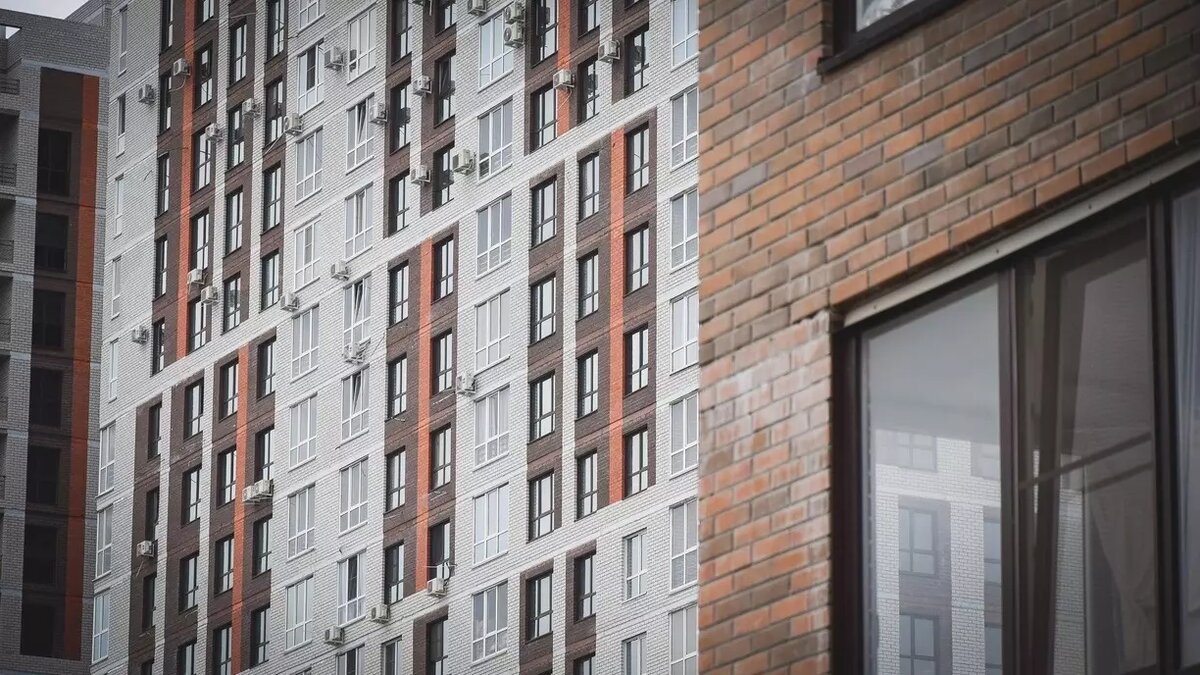     В Тюмени началась новая волна повышенного спроса на жилье. Скупать недвижимость люди вынуждены после очередного повышения ставки по ипотеке.