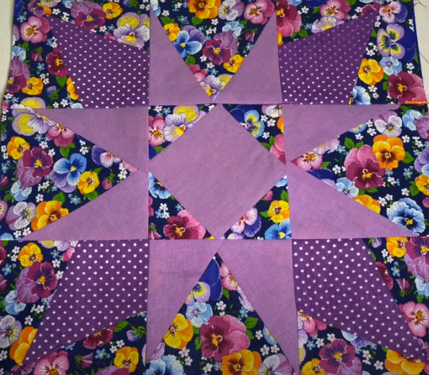 лоскутный блок из цветочных и однотонных тканей