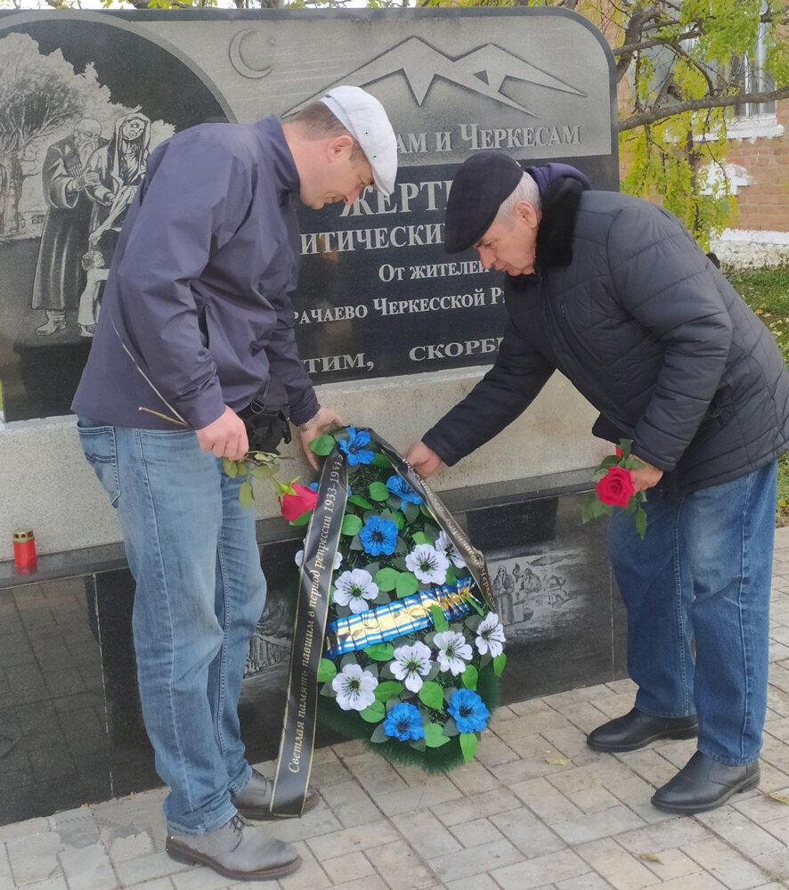 Возложение венков к памятнику в Пологрудово