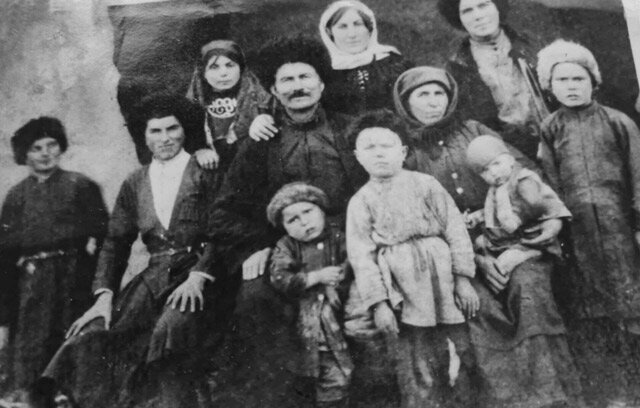 К письму Ирины Копотиловой были приложены фотографии, в том числе эта с подписью: «Вся семья Газиза и Дузы Хурия. Они в центре. Снимок сделан ещё на Кавказе, в а. Кубина, до репрессий. Где-то 1930 год. Мой дед на переднем плане в белой черкеске…»