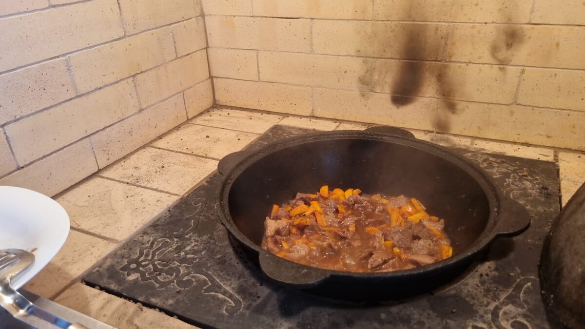 Плита совмещенная с топкой мангала.