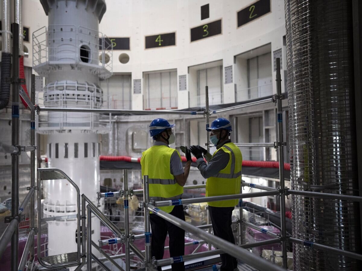    Рабочие внутри токамака ИТЭР в Сен-Поль-ле-Дюранс, Франция© AP Photo / Daniel Cole