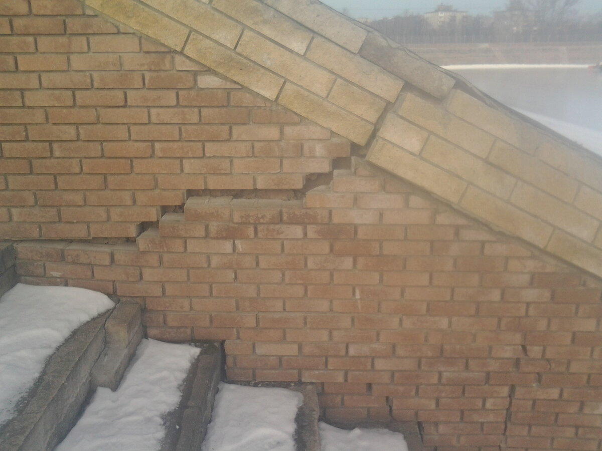 Стадион "Труд" трещит по швам на глазах