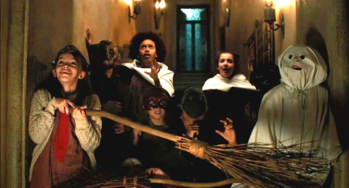 - Чот надоел уже этот ваш Хэллоуин, ребят. Может, лучше возьмём паяльную лампу и пойдем в подвал с сантехником Потаповым играть? 