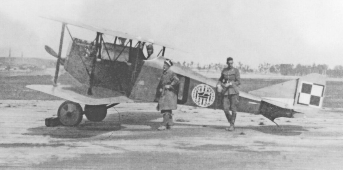 Американский летчик-доброволец лейтенант Джордж Мартер Кроуфорд из польской 7-й эскадрильи "Тадеуш Костюшко" фотографируется в кабине своего истребителя итальянского производства A.1 "Балилла". Возле самолета стоят двое боевых товарищей Джорджа, один из которых - поляк, а второй - американец. Галиция, аэродром Львов, июль 1920 года.