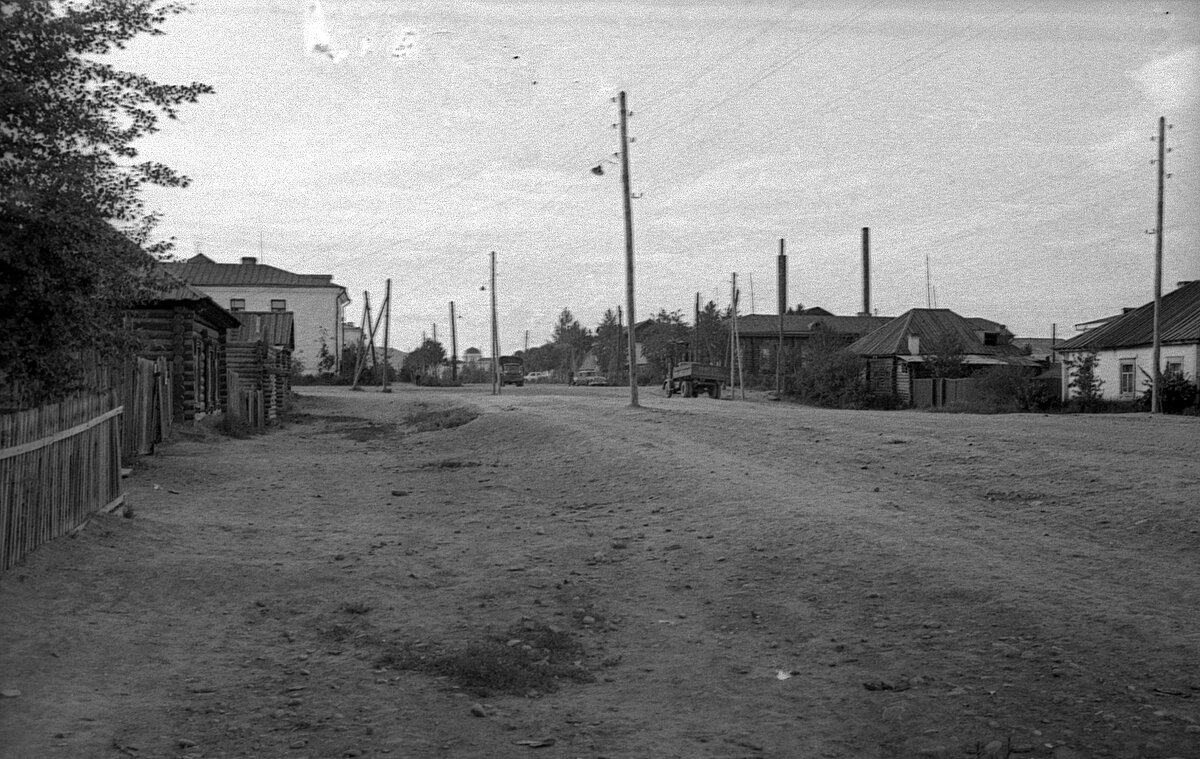 Перекресток улиц Комсомольская и Красноармейская. Вдалеке виден купол здания Министерства внутренних дел.