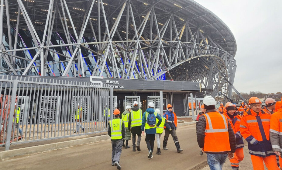    У входа СКА Арены скоро будут толпиться не строители, а болельщики. Фото: Андрей Вдовин, КП Спорт