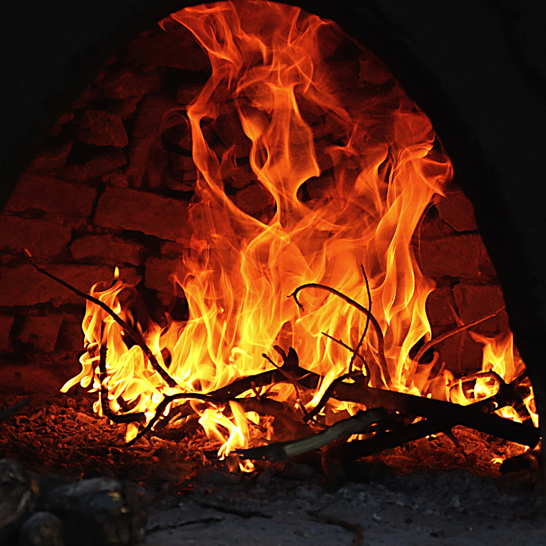 В камине горят дрова