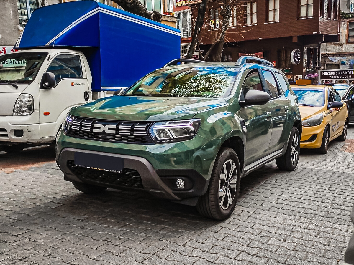 Dacia Duster в обновленном внешнем виде доехал до РФ за 3 млн рублей