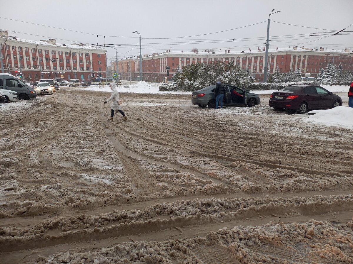 Дорогу завалило снегом. Дорога России заваленная снегом. Челябинск завалило снегом. Москва коричневые сугробы.