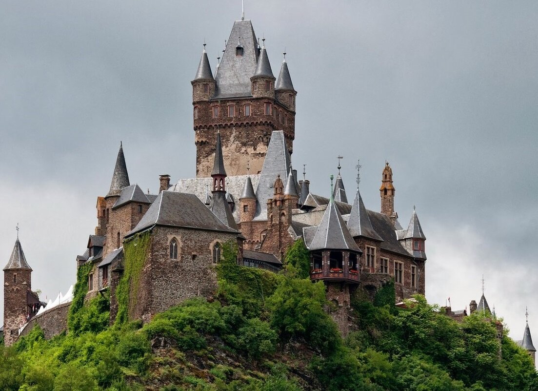 Замок Кохем, листайте карусель →