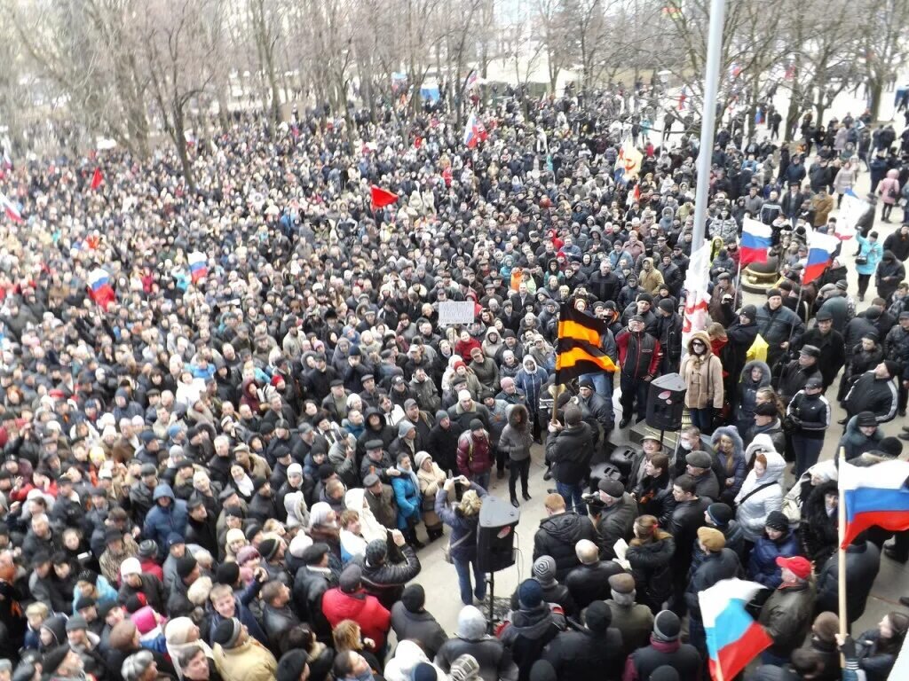 Луганская новости сегодня последние. Митинги в Луганске 2014. Протесты в Луганске 2014. Митинг в Луганске март 2014. Митинг в Харькове 2014.