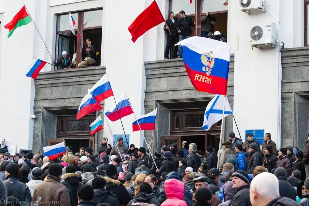 18 апреля 2014 г. СБУ Луганск 2014. Захват здания СБУ В Луганске. Апрель 2014.. Штурм ОГА В Харькове 2014.