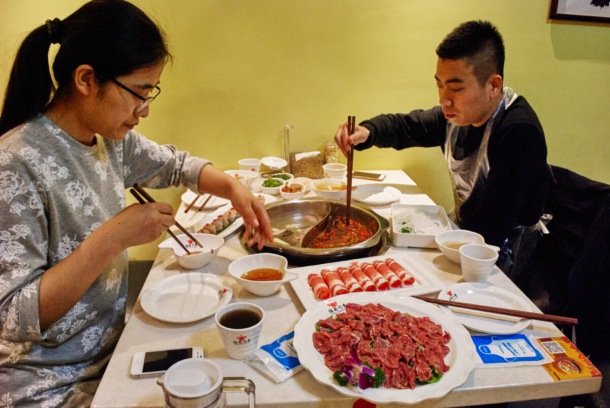 Два человека. Скажите мне, пожалуйста, куда вам столько еды, как в вас столько влезает и почему я не вижу и намёка на лишний вес? М? 