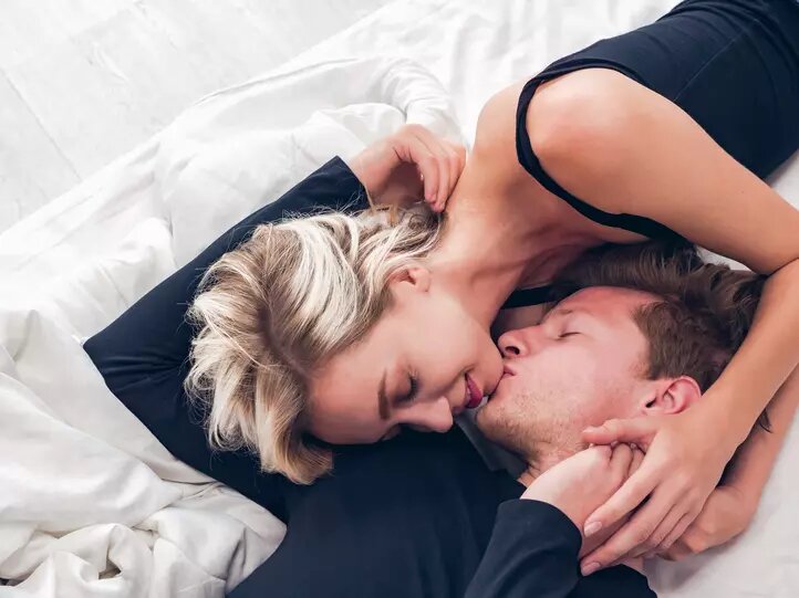 Две брюнетки в спальне испытали оргазм от красивого секса втроем - Порно 