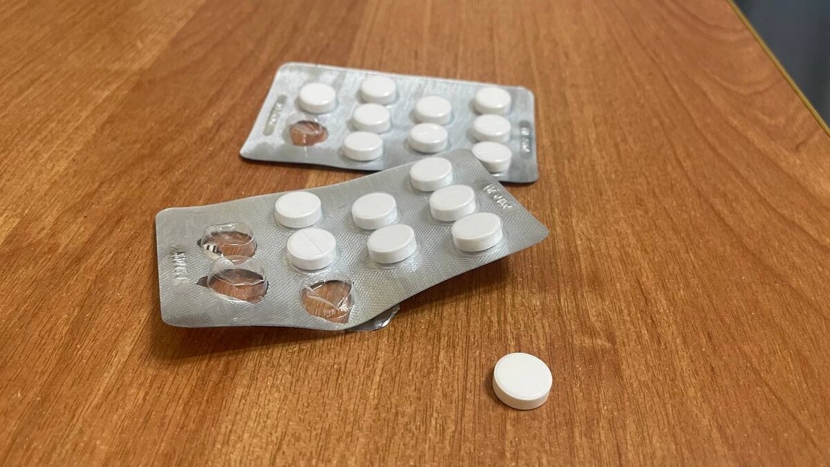 Аспирин – настолько классное рабочее средство, которое не раз выручало меня при головной боли. Так уж случилось, что я купила несколько пачек этого лекарства, ну а что, стоит копейки, лежит себе, ждет случая