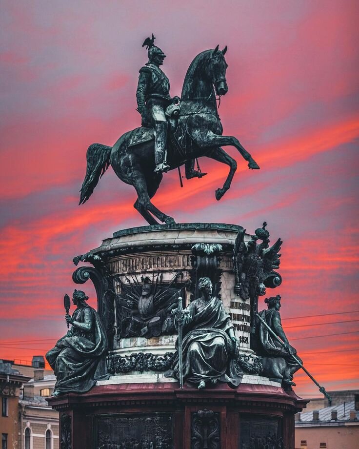 В памятнике - дух эпохи...