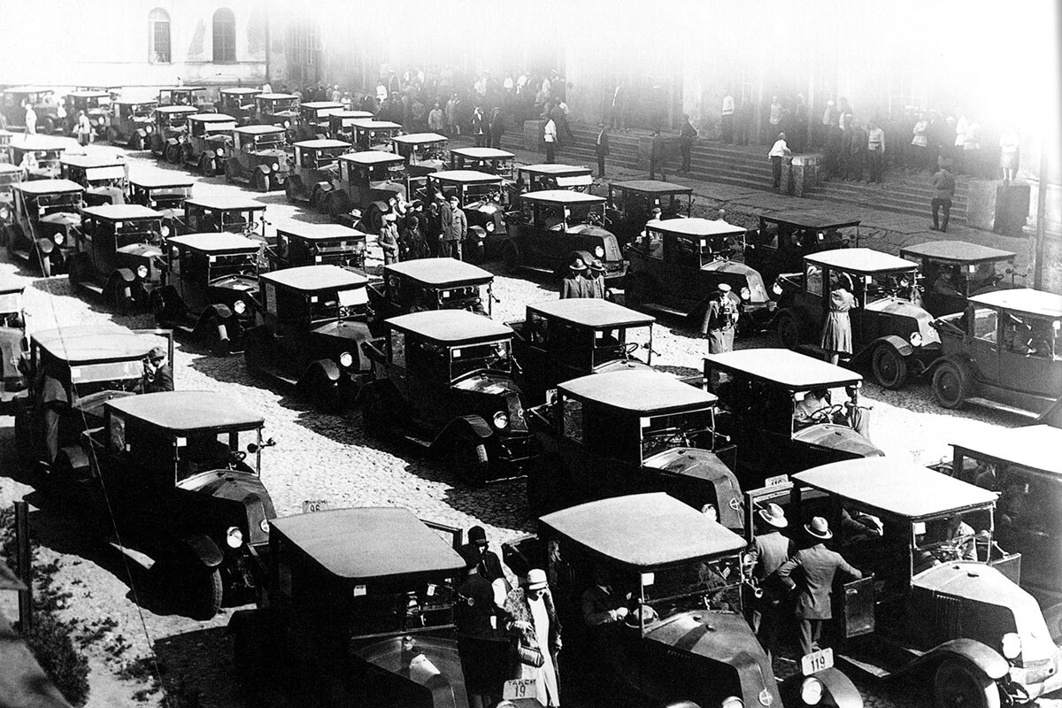 Такси у Ленинградского вокзала, 1930-33 годы. Фото: pastvu.com