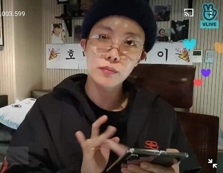 Вот с таким лицом я ему искала в ютубе клипы ребят