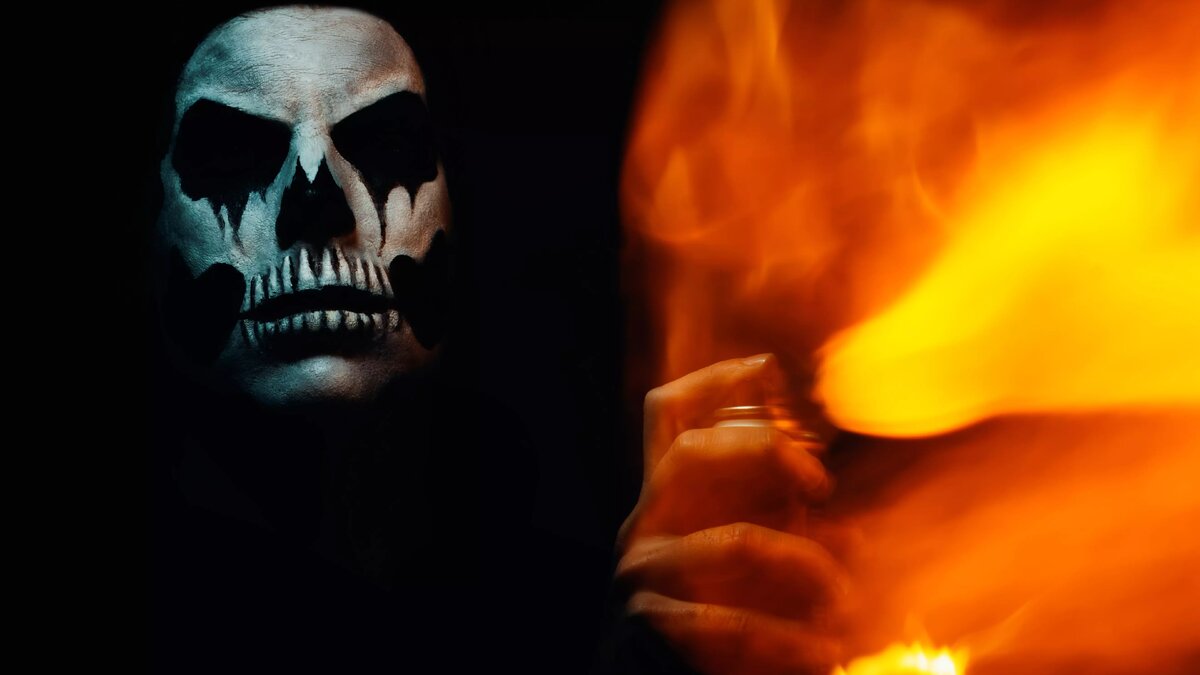     В Ростове-на-Дону продолжается розыск мужчины, который пытался сжечь здание, сообщает Telegram-канал Don_Mash.