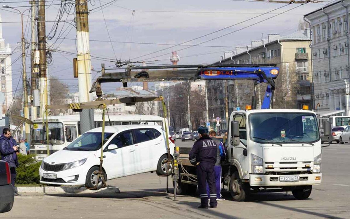 С платных парковок начнут эвакуировать машины с закрытыми номерами в  Воронеже | Горком36 | Воронеж | Дзен