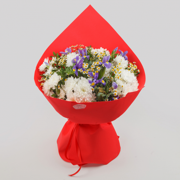 Букет с ромашками и ирисами