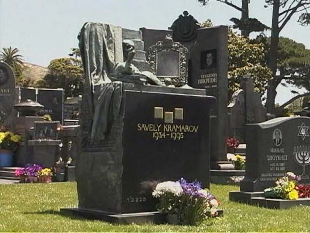 Памятник савелию крамарову. Памятник савелию крамарову в сан франциско. Где похоронили савелия крамарова. Где похоронили савелия крамарова. Могила савелия крамарова.