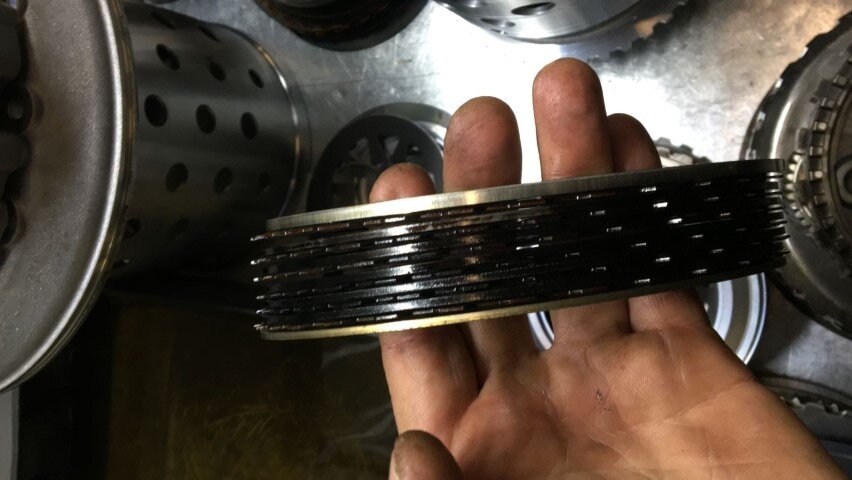 Выполнили ремонт акпп ZF 8HP70 на Х5 e70 4.0D. Предыстория многим знакома…
Коробка перестала нормально ехать, появились пинки при переключениях, вибрация под нагрузкой.
Была куплена б/у коробка под красивым именем "контракт". Со старой переставили плату, и коробку поставили на машину… поездили, и — ну Вы понимаете…
… теперь у Владельца — ДВЕ неисправные акпп и опять надо что-то делать.
На этот раз решили поступить по правильному  и отремонтировать.
Делаем ту, что стояла на машине (вторая – в гараже на «черный день»).
Смотрим, что там в «контракте» интересного…ничего необычного все как всегда. Просто изношенная акпп. Алюм. ступицы – все с сильным износом – на замену. Фрикционные пакеты подогреты, некоторые – сильно изношены. Стальные диски – см на фото — некоторые пакеты – черные. Насос изношен. Гидроблок изношен.

В общем все как обычно. Но магическое слово «контракт» делает своё дело. Если бы при продаже — продавец говорил «можете купить у нас изношенную б-ушку. Хотите?». Но так же не продашь. Да, заметно дешевле чем ремонт, но результат…

Стоимость ремонта на сегодня – 200+ тр
Гарантия – до 2х лет без ограничения пробега.

____________

Любите свою машину? Чините сразу в ПРАВИЛЬНОМ месте! и пожалуйста…

не путайте ZFservice С ДРУГИМИ КОМПАНИЯМИ, НАЗВАНИЕ КОТОРЫХ ТОЖЕ НАЧИНАЕТСЯ на ZF… :) Используйте только Оригинальный продукт! :)))

Вы — ТАКОЙ ПРАВИЛЬНЫЙ сервис? Или ТАКОЙ? Тогда — подключайтесь к взаимовыгодному сотрудничеству! Напишите нам на info@zfservice.ru или звоните 8 495 50 777 08 Обсудим!

Pro наш сервис — краткая презентация ТУТ

БЕСПЛАТНАЯ ДИАГНОСТИКА АКПП. Без обязательств по ремонту. На всё посмотрим и расскажем, как есть на самом деле. Записывайтесь и приезжайте. 8 929 689 8899

Связь: +7 (495) 50 777 08 — голос;
+7 (929) 689 8899 — голос + WhatsApp + Viber + Telegram

Наш адрес: г. Москва, Алтуфьевское ш., 31 стр.1
Мы на канале YOUTUBE www.youtube.com/@ZFservice-Moscow

Выполняем ремонт АКПП, снимаем сами, ремонтируем сами, ремонт ГТ — сами. Также можно прислать АКПП: <a href="www.drive2.ru/o/b/659722370902143556/">снимает Ваш сервис, масло Ваше, гарантия — наша!</a>
У нас можно присутствовать при деффектовке!

В Москве — забираем и привозим обратно снятую АКПП. — бесплатно.
В Москве — забираем эвакуатором — бесплатно.
В Москве — диагностика АКПП — бесплатно
По России — техническая консультация — бесплатно
По России — прислать снятую АКПП — можно и недорого. Спросите расскажем.
По России — прислать автомобиль на автовозе— можно и не сложно. Спросите расскажем. +7 (929) 689 8899 — голос + WhatsApp + Viber + Telegram

Для наших Клиентов из Регионов — отремонтируем, дадим гарантию (1 — 2 года без ограничения пробега). Получим и отправим ТК.
Здесь подробности

Эвакуатор по Москве — БЕСПЛАТНО (при условии ремонта у нас). по МО? Договоримся, звоните.

Производим Капитальный ремонт АКПП:
— BMW,
— AUDI
— Land Rover,
— Jaguar,
— Mercedes,
— VOLVO,
— Volkswagen,
— SKODA,
— TOYOTA,
— Nissan,
— Mitsubishi,
— Mazda,
— FORD,
— Hyundai,
— KIA,
— Renault,
— Peugeot / Citroen и других марок.
Полный цикл восстановления АКПП, ремонт гидротрансформаторов, ремонт гидроблоков/мехатроников.
— ремонт вариаторов CVT,
— ремонт DSG, PowerShift.

Интересуетесь АКПП? Посмотрите наш канал на YouTube: www.youtube.com/@ZFservice-Moscow

Мы в Интернете:

наш канал на YOUTUBE www.youtube.com/@ZFservice-Moscow
наш канал на DRIVE2 www.drive2.ru/o/zfservice/blog/
наш канал на Яндекс ДЗЕН dzen.ru/zfservice