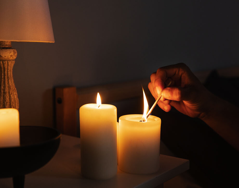 Фото https://nikatv.ru/public/upload/news/65925/images/sideviewhandlightingcandle.jpg