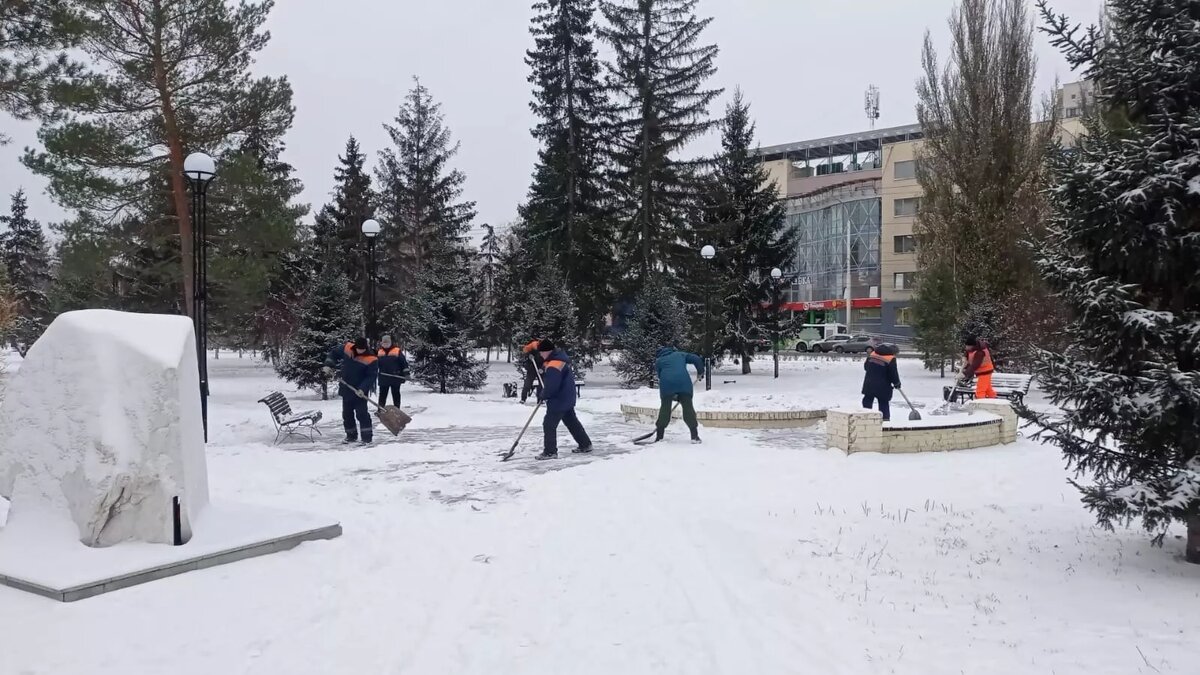     На уборку города вышли 302 единицы техники и 267 человек.