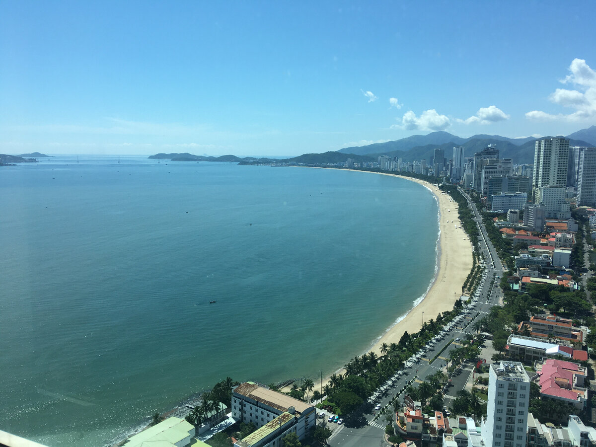 Первую неделю море я созерцала из окна