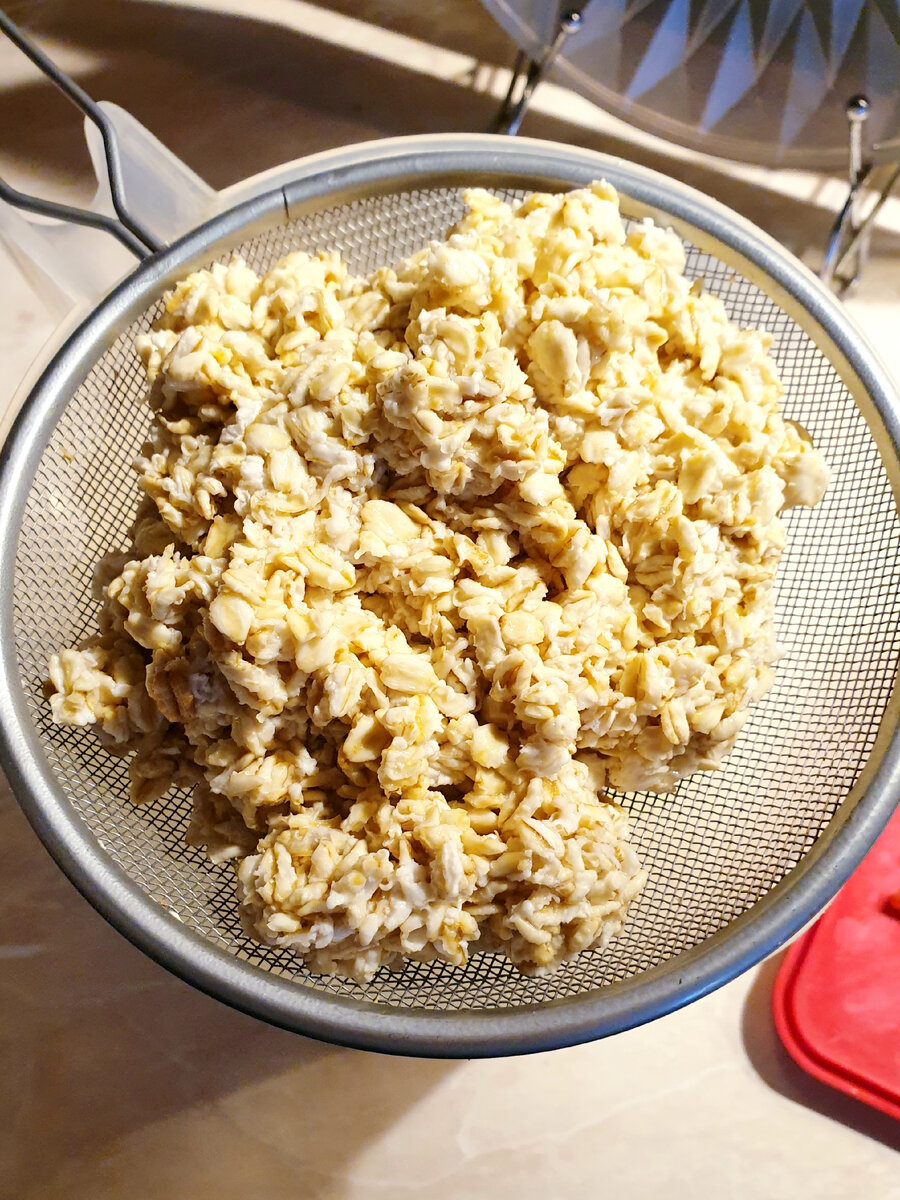 Замачивать овсянку необязательно, а вот промыть - желательно. 