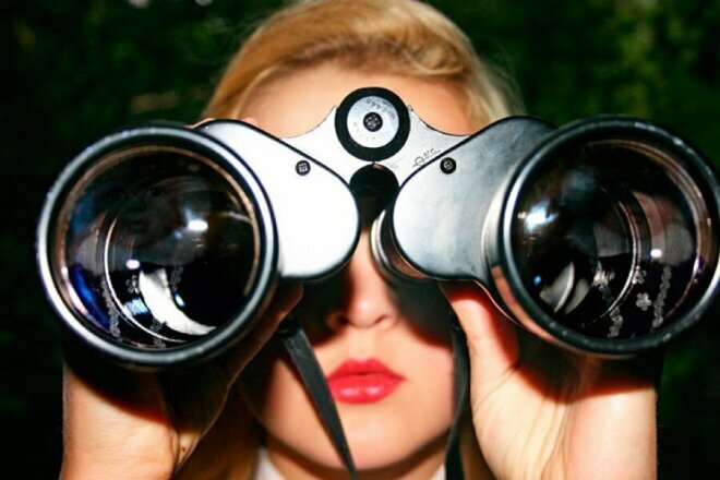 Она хочет установить что-то вроде жучка на одежду супруга, чтобы знать обо всех его передвижениях.