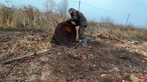 下载视频: Наткнулся на закопанный металлический люк: решил, в любом случае его выкопать.