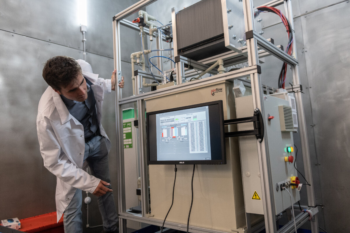 Опытная установка на основе ванадиевых проточных аккумуляторов, созданная Сколтехом и стартапом FlowBat