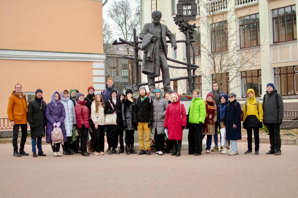 Участники семинара у памятника Василию Белову