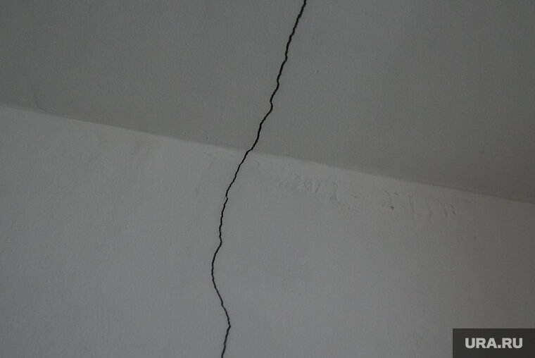    Застройщик пообещал устранить трещины, объяснив их усадкой здания (архивное фото)