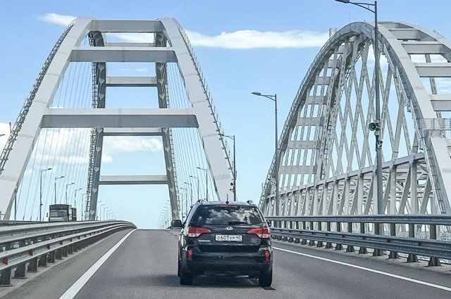    На данный момент движение по мосту ограничено