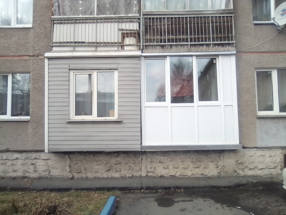 Фото автора. остекление лоджий у нас во дворе.