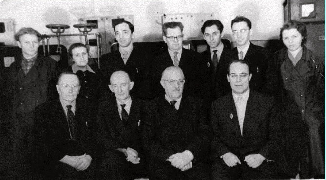 Кафедра "Электротехники и электрооборудования химических предприятий". Слева направо, в нижнем ряду: С.В. Гартунг, С.А. Аваев, декан ЭНЕРГОФАКа и зав. каф. С.П. Розанов, Б.И. Артемьев; в верхнем ряду: лаборант; Татьяна Владимировна Калашникова; Л.И. Коновалов, И.М. Старов, А.М. Сущенко, Г.В. Добролюбов, А.С. Ивина. 