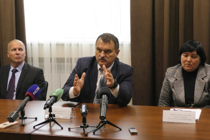 Фото: 19rusinfo.ru. Слева - направо: начальник отдела Минсельхозпрода Хакасии болезней животных и организации противоэпизоотических мероприятий Евгений Баулин, и.о. министра Сергей Труфанов, руководитель департамента ветеринарии Гульнара Керимова