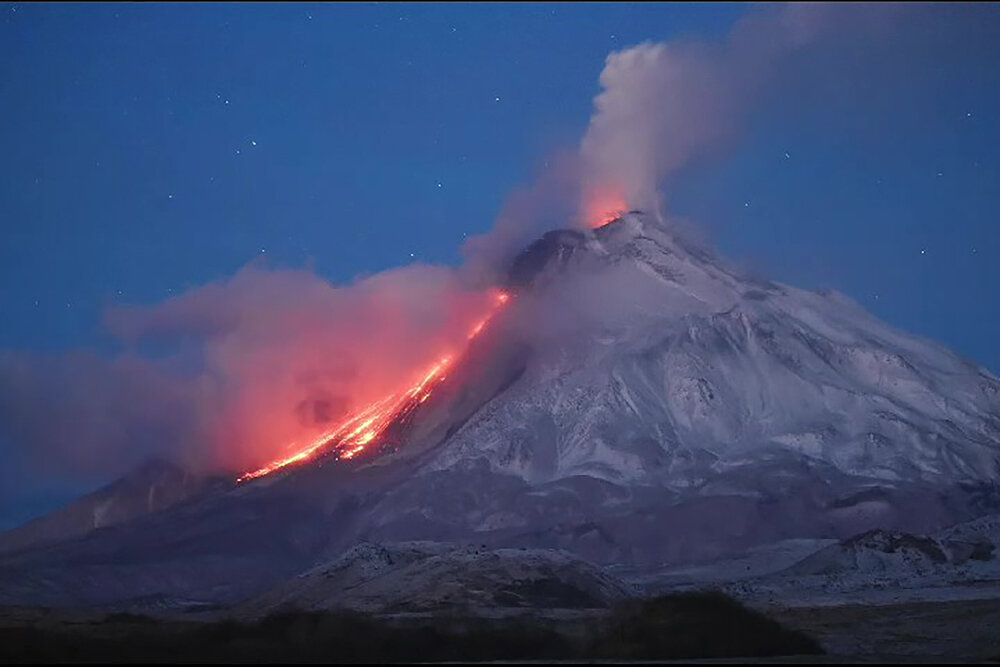 Самый вулкан евразии. Действующий вулкан Евразии. Самый высокий действующий вулкан Евразии. Самый действующий вулкан в Евразии. Самый большой вулкан в Евразии.