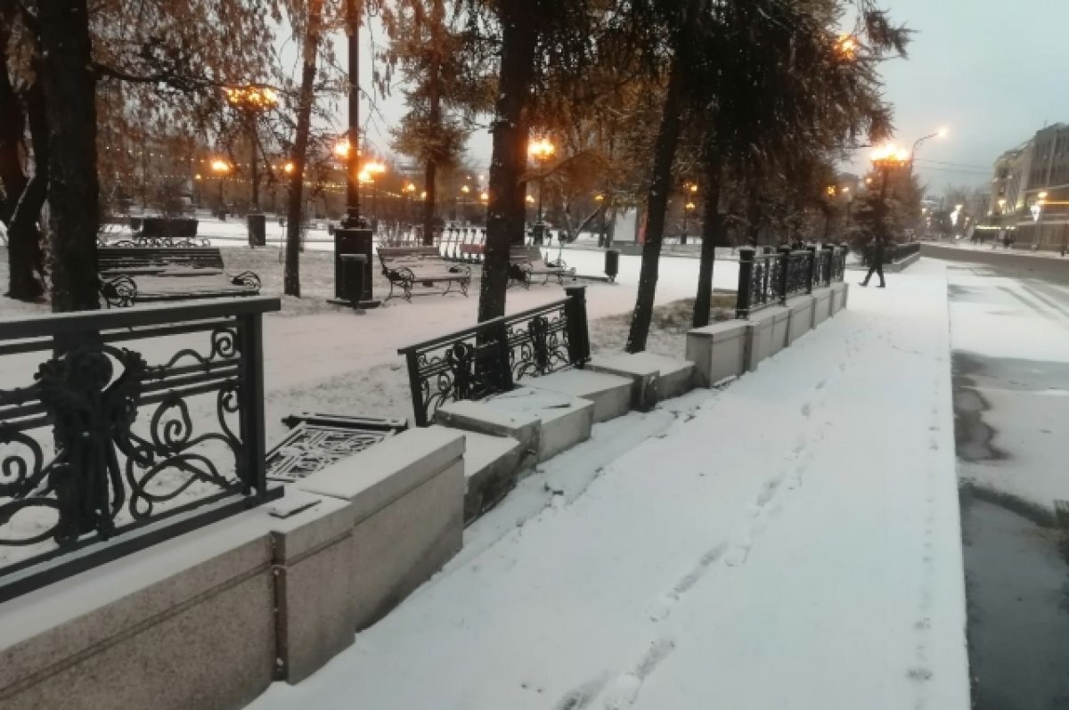    Водитель снес ограждение сквера Кирова в Иркутске в ночь на 2 ноября