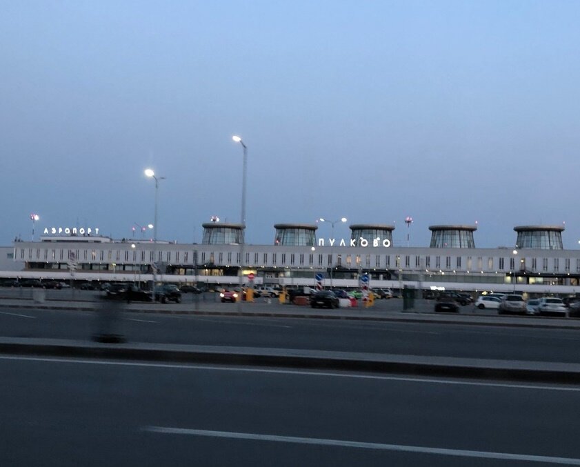 Дождливый аэропорт Пулково и кусочек взлетно-посадочной полосы