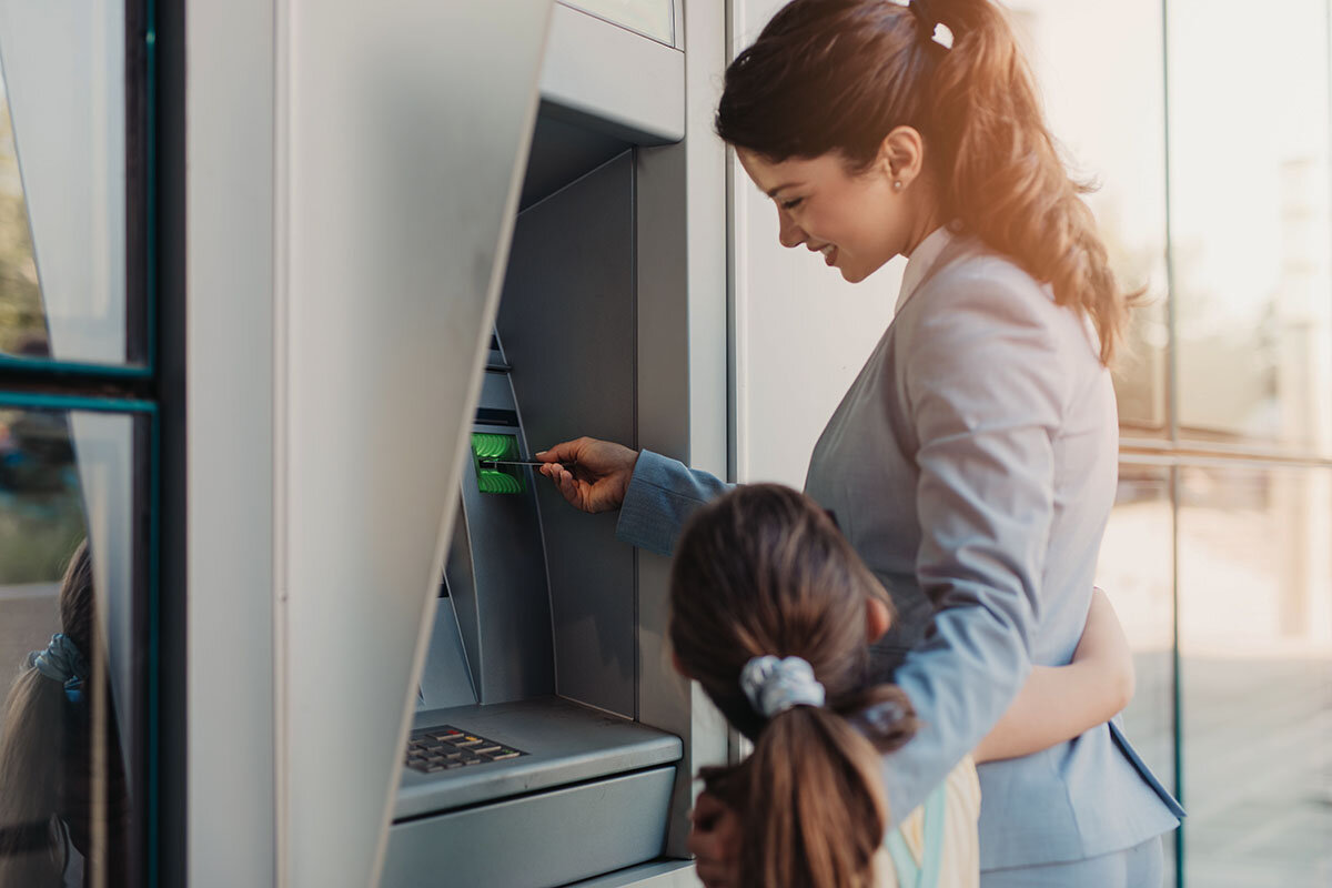    Банковские карты есть даже у детей старше шести лет