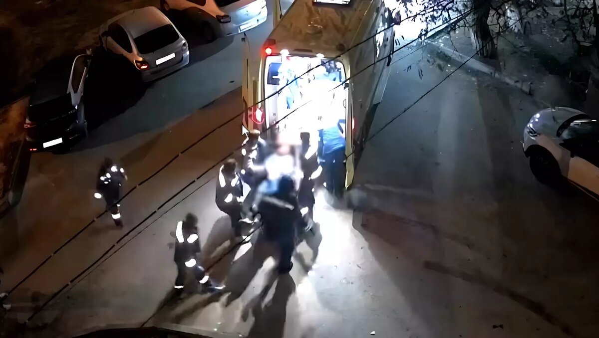     Сотрудники уголовного розыска задержали 22-летнего подозреваемого в умышленном причинении тяжкого вреда здоровью. Молодой волгоградец жестоко до полусмерти избил случайного прохожего, а затем пытался свалить вину на неизвестных хулиганов.