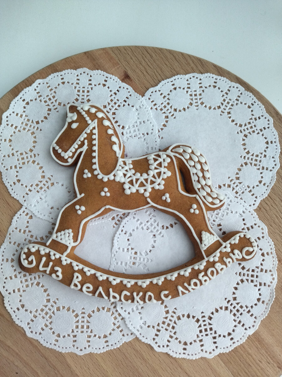 Лошадка с белой росписью, это очень кропотливая работа, множество точек и должны сложиться в рисунок. 