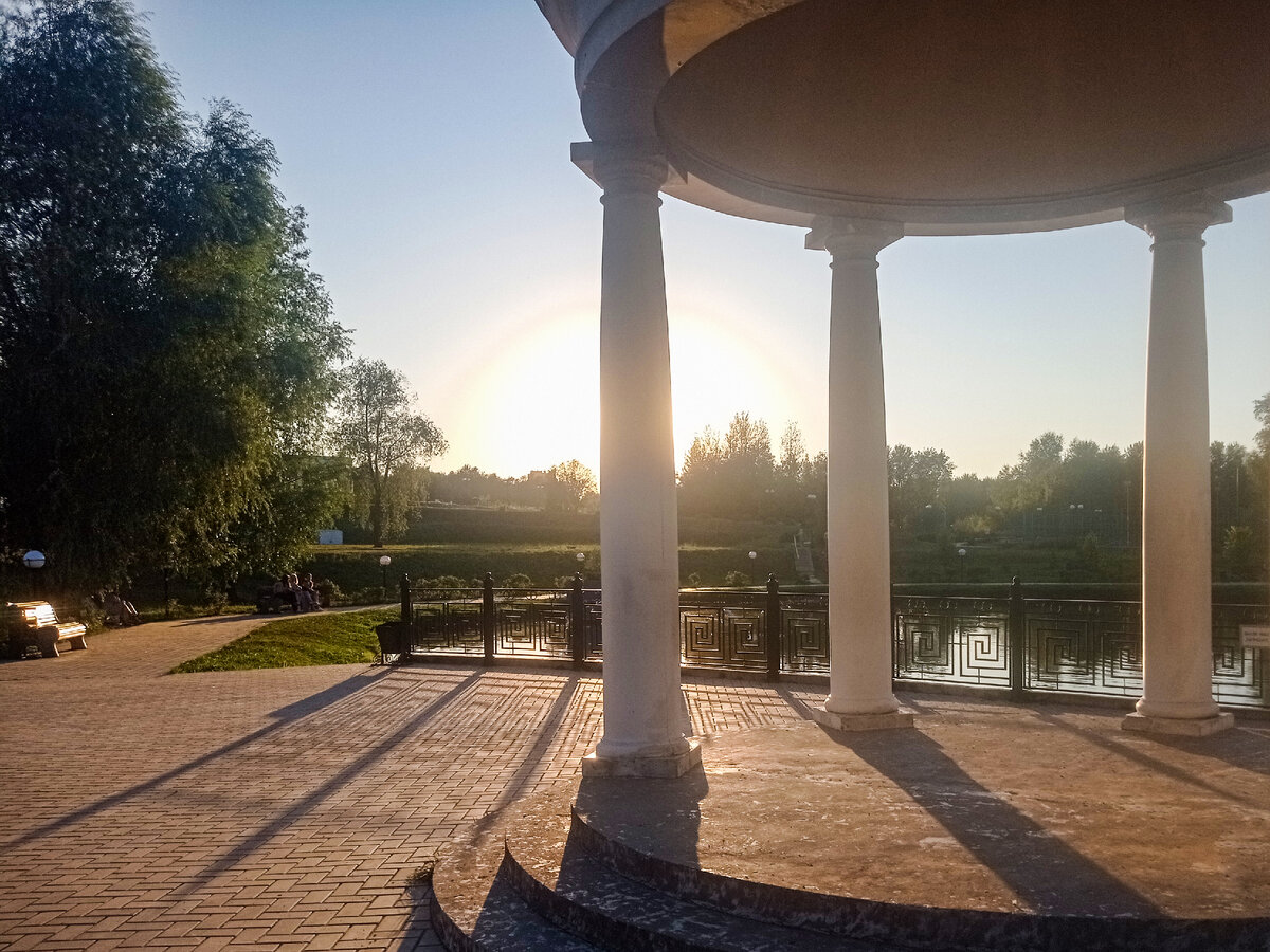 Ротонда у озера